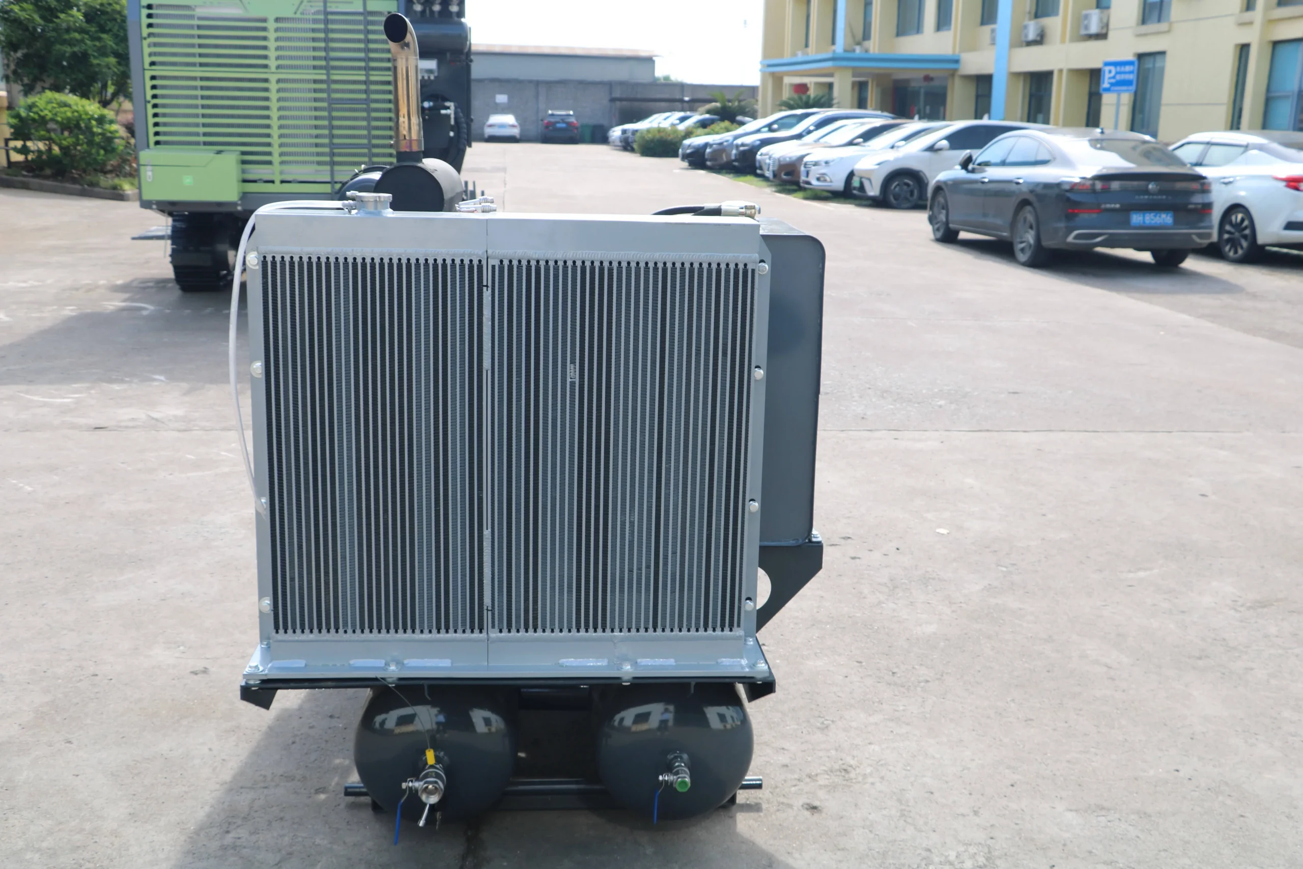 Open Double-Tank 41kw Wheel Screw Diesel Air Compressor - Image 3