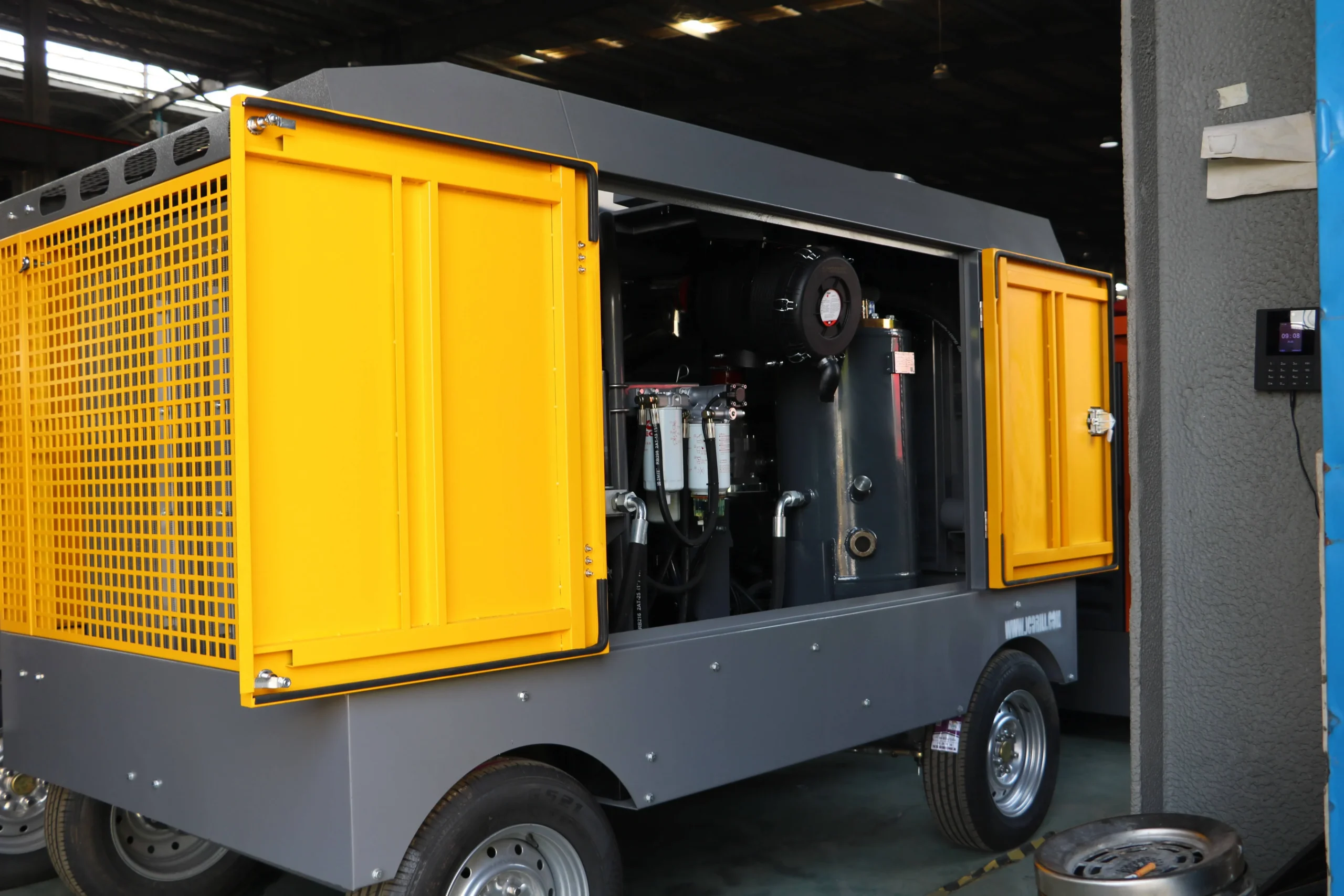 Cummins Wheel Portable Diesel Air Compressor - 18Bar 650CFM - Image 5